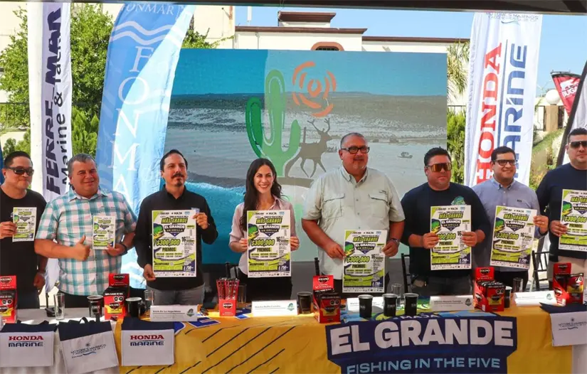 imagen recuadro La estatuilla fue elaborada por el artista César Menchaca con plástico marino reciclado y arte Wixárika. Foto: Ayuntamiento de La Paz