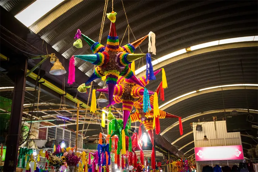 Las posadas navideñas en Tamaulipas combinan regalos, piñatas, música y hasta bebidas. Foto: Food and Travel Mexico