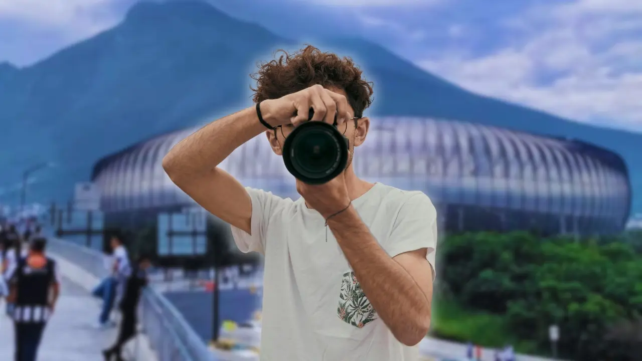 Un joven con una cámara y de fondo el Estadio BBVA en el municipio de Guadalupe. Foto: Composición Canva