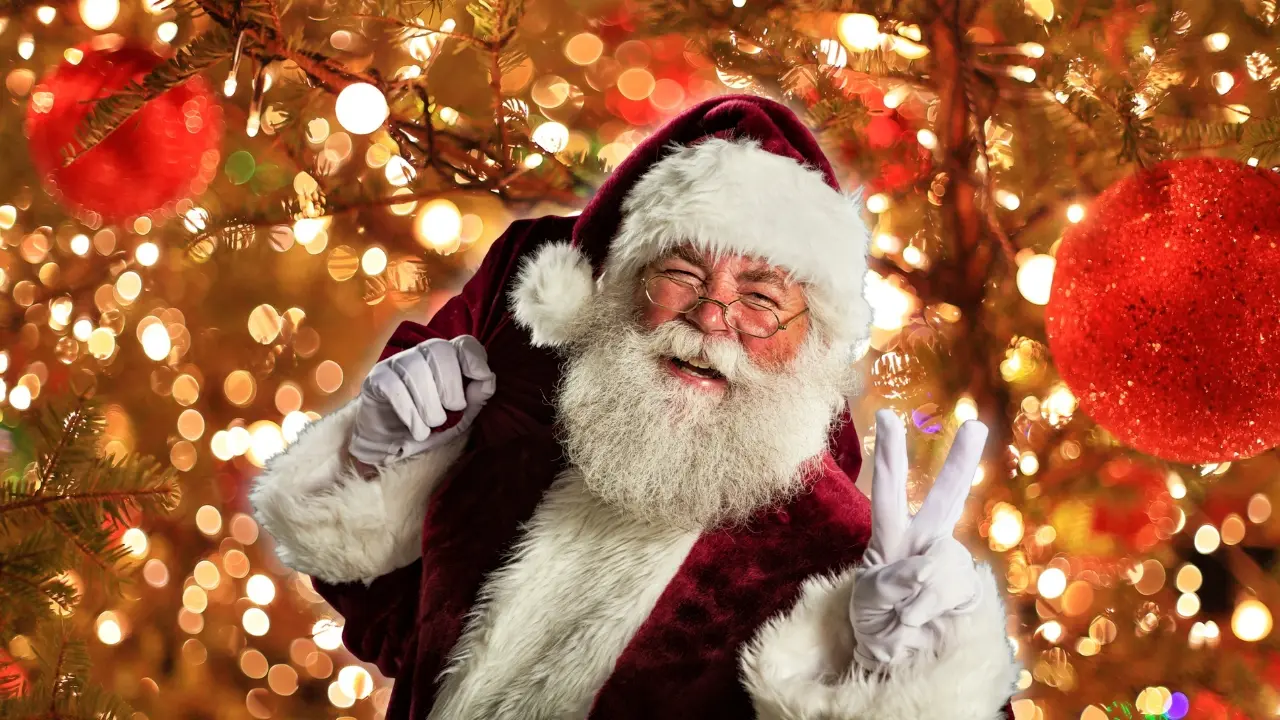 Santa Claus y decoración navideña. Foto: Canva