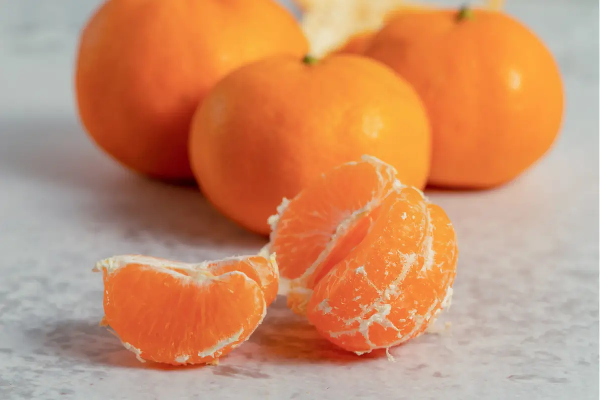 La mandarina, una de las frutas más disfrutadas durante la temporada decembrina, registra precios entre 60 y 100 pesos el kilogramo. Foto: Freepik
