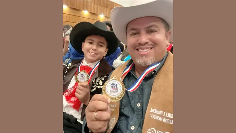 imagen recuadro Luis Damián Martínez García fue acompañado por su asesor el Dr. Héctor Escobedo en la ExpoCiencias Nacional Chile 2025 | Foto: FB SET