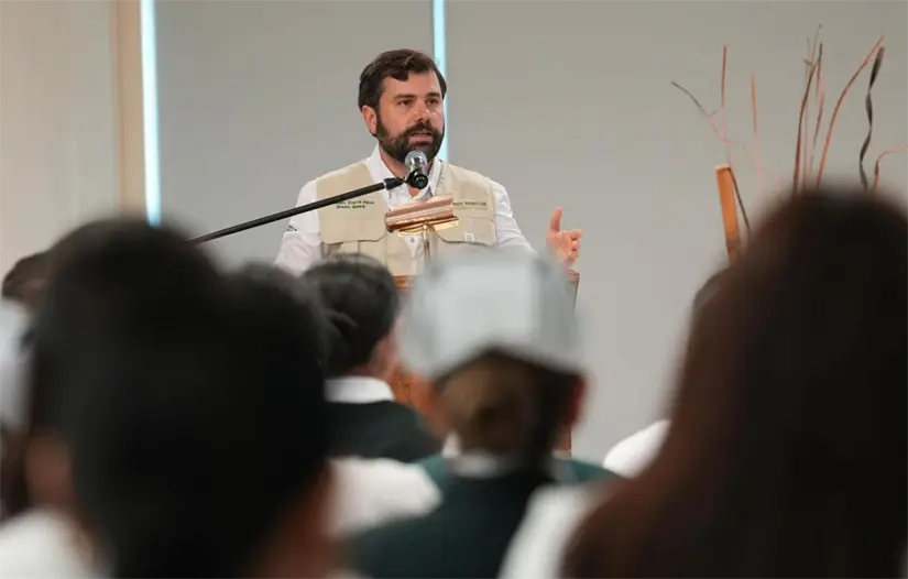 imagen recuadro Los contratos se entregaron en presencia del gobernador del Estado Víctor Castro Cosío y del director general de IMSS-Bienestar Alejandro Svarch Pérez. Foto: Servicios de Salud IMSS Bienestar