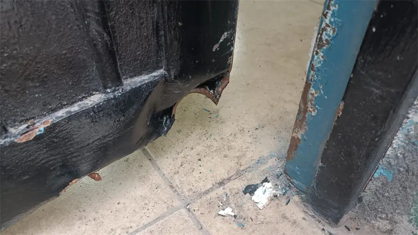 Los intrusos recorrieron toda la escuela forzando las puertas para ingresar a las oficinas y salones | Foto: Facebook