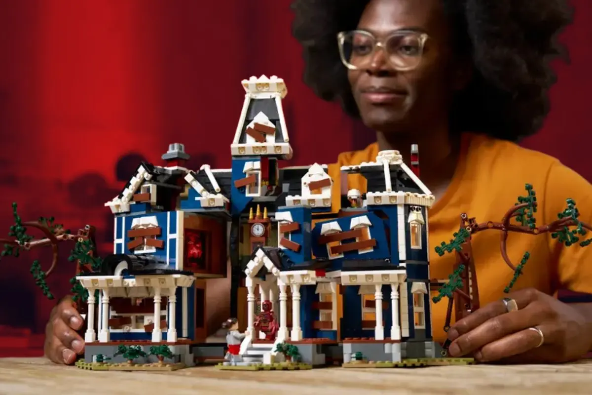 La Casa de los Creel ha convertido en un lugar de vital importancia para la historia de Stranger Things 5. FOTO: CANVA/Página oficial de LEGO