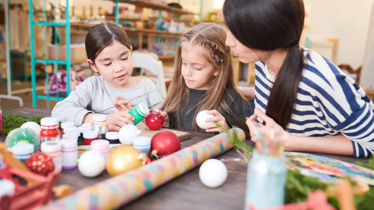 Este taller es perfecto para niños, adultos y toda la familia para festejar las fechas decembrinas. Foto: Canva