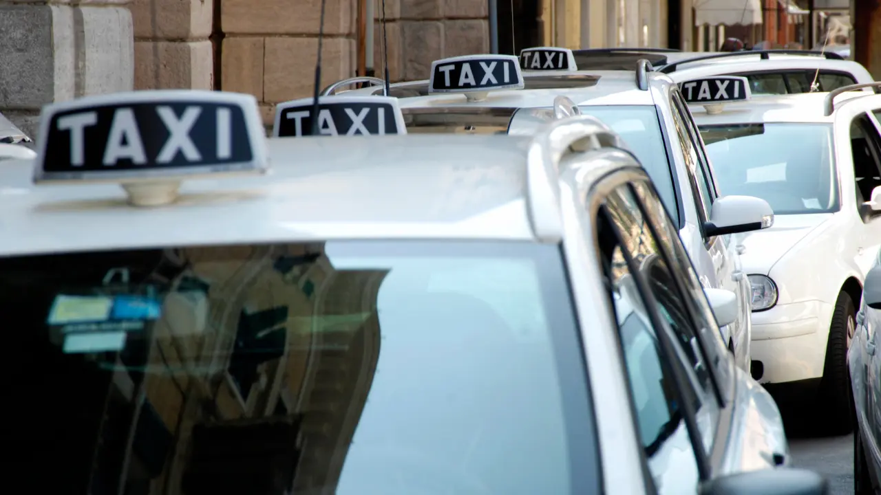 La Semov busca modernizar el servicio de taxi del Edomex. Foto: Canva