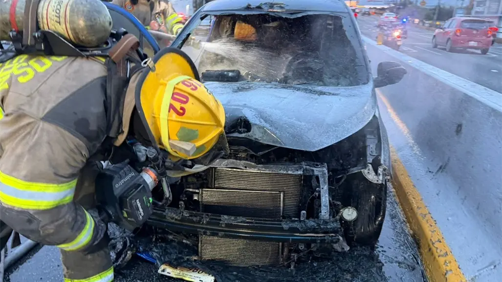 VIDEO | Incendio de auto paraliza la avenida Gonzalitos de Monterrey