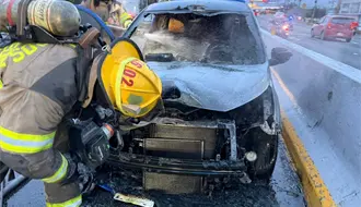 VIDEO | Incendio de auto paraliza la avenida Gonzalitos de Monterrey