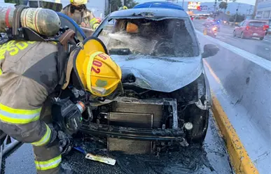 VIDEO | Incendio de auto paraliza la avenida Gonzalitos de Monterrey