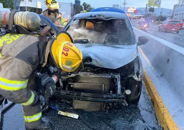 VIDEO | Incendio de auto paraliza la avenida Gonzalitos de Monterrey