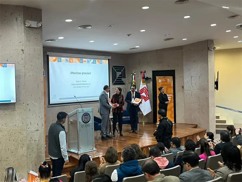 Martha Herrera comparte hallazgos que evidencian la efectividad del programa para jóvenes en Nuevo León. Foto: Vianca Treviño