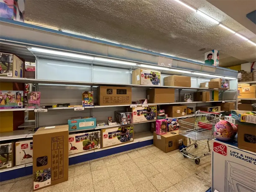 Julio Cepeda dice adiós a su sucursal más icónica, dejando recuerdos imborrables de navidades llenas de juguetes y alegría. Foto: Vianca Treviño