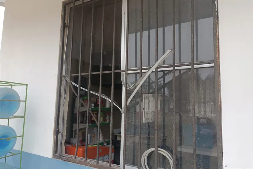 Ventanas vandalizadas para cometer el robo. Foto: Ramón Sánchez