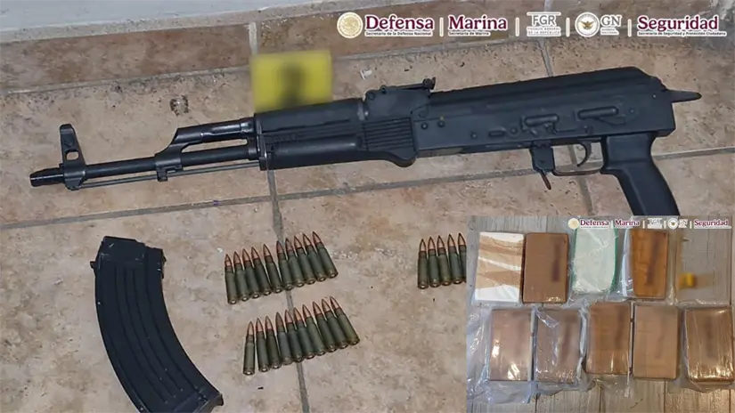 9 kilos y 330 pastillas de al parecer fentanilo, 4 armas cortas y diversos cartuchos, FOTO: X (@OHarfuch)