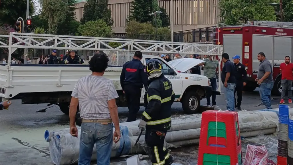 Se vuelca camioneta con material de construcción a metros de la Basílica; hay un lesionado