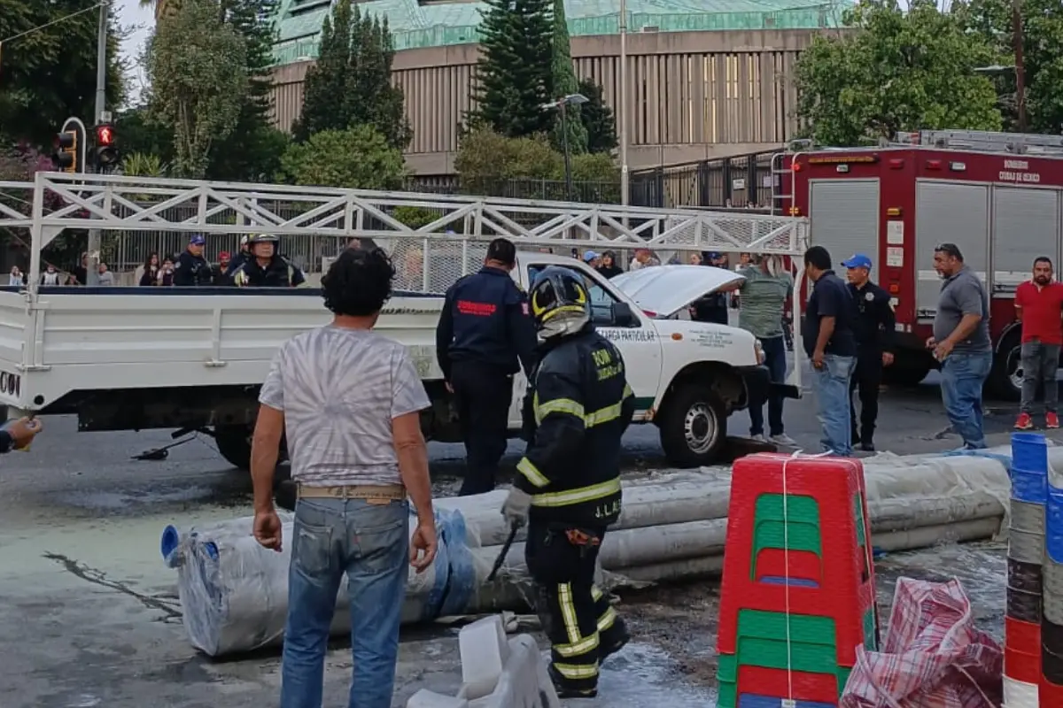 Choque de auto cierra circulación en la GAM. Foto: Especial