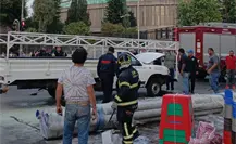 Se vuelca camioneta con material de construcción a metros de la Basílica; hay un lesionado Se vuelca camioneta con material de construcción a metros de la Basílica; hay un lesionado