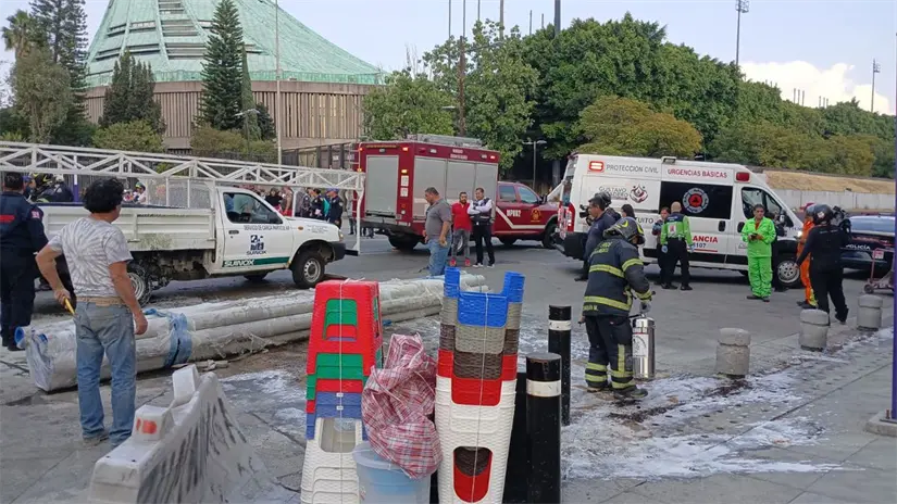 Fuerte impacto vehicular en Calzada de Guadalupe a la altura de la Basílica. Foto: Especial