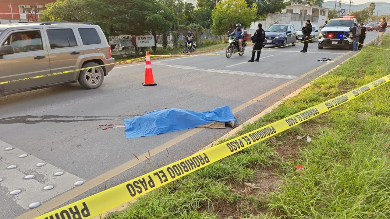 El adulto mayor muere al instante y no ha sido identificado hasta el momento | Foto: FGJ