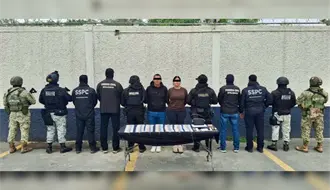 Detienen en Apodaca a pareja con armas, droga y más de 100 mil pesos