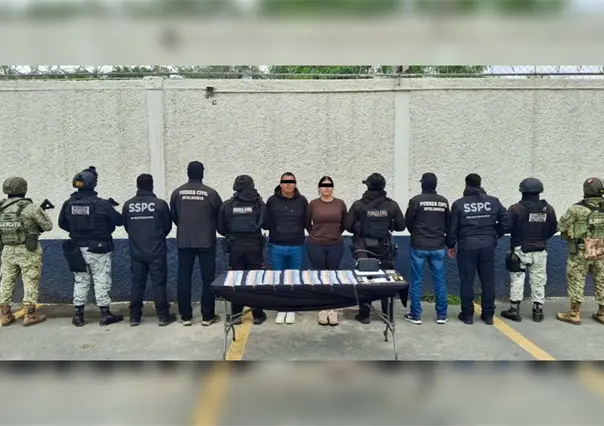 Detienen en Apodaca a pareja con armas, droga y más de 100 mil pesos