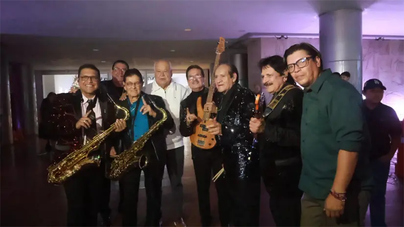 La agrupación Los Apson se reunió con organizadores del evento previo a su presentación musical. Foto: Víctor Manuel Castro Cosío