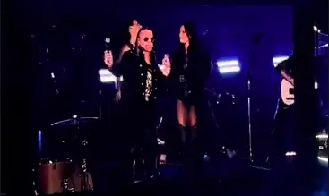 Fher Olvera y Dua Lipa esta noche en el escenario del Estadio GNP Seguros en la CDMX. Foto. Captura X.