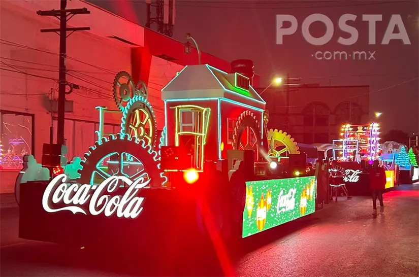 La Caravana Navideña Coca-Cola 2025 sorprenderá con su iluminación en su recorrido en las principales calles y avenidas de la ciuda de Monterrey. Foto: POSTA / Jorge López
