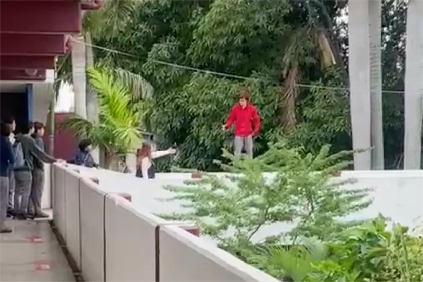 Momento en el que la maestra intenta persuadir al alumno de bajar y ponerse a salvo. Foto: Carlos García