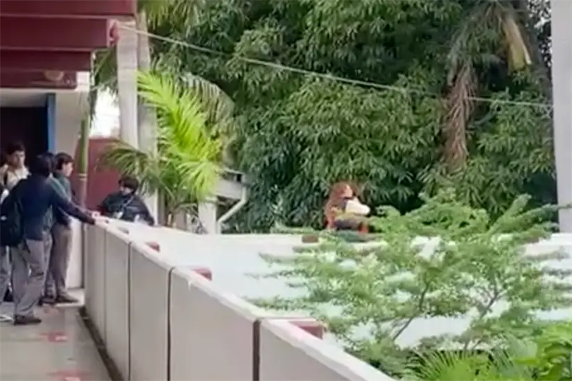 Momento en el que la mestra logra hacer bajar al alumno y lo pone a salvo con un abrazo. Foto: Carlos García