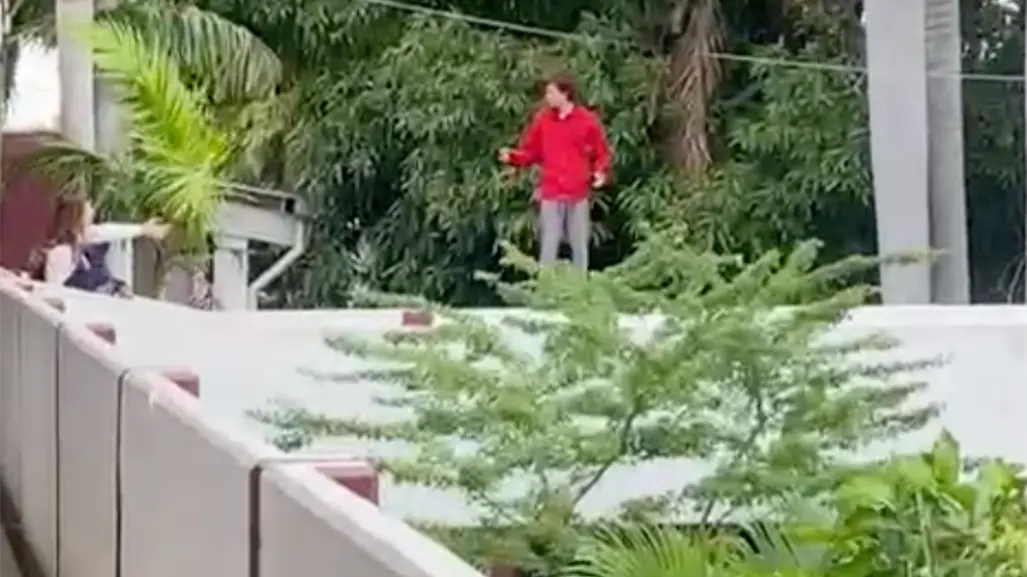 VIDEO | Maestra evita tragedia en CETis 109 al contener a alumno que quiso arrojarse del segundo piso