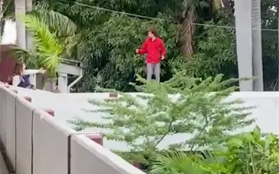 VIDEO | Maestra evita tragedia en CETis 109 al contener a alumno que quiso arrojarse del segundo piso