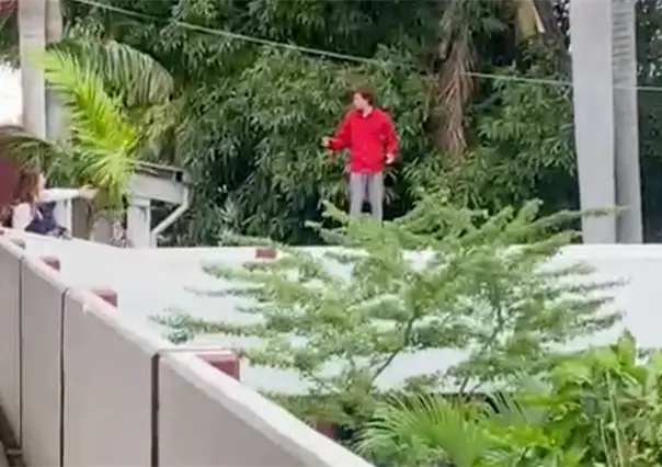 VIDEO | Maestra evita tragedia en CETis 109 al contener a alumno que quiso arrojarse del segundo piso