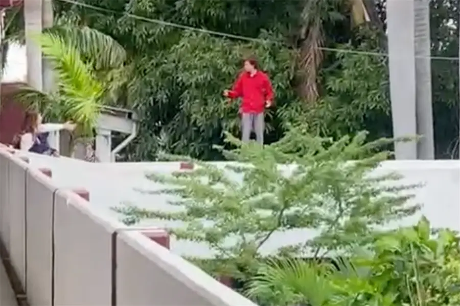 VIDEO | Maestra evita tragedia en CETis 109 al contener a alumno que quiso arrojarse del segundo piso