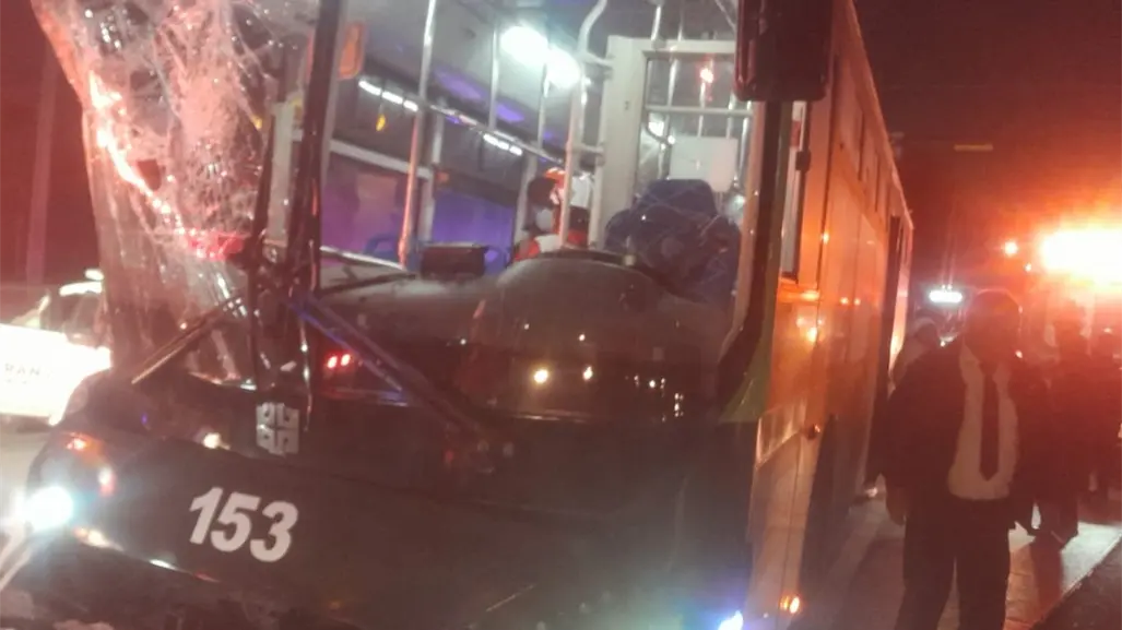Choque entre Ecovía y transporte de personal deja 5 heridos en Guadalupe
