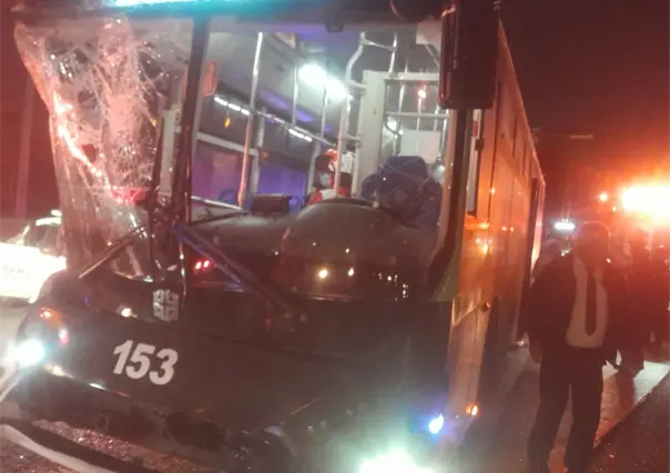 Choque entre Ecovía y transporte de personal deja 5 heridos en Guadalupe