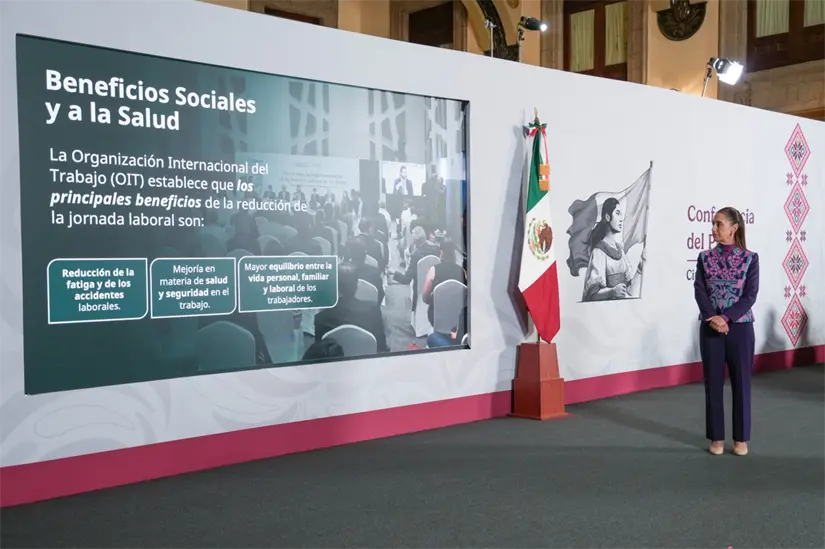 Claudia Sheinbaum y lámina sobre los beneficios en la salud del trabajador en la reducción ala jornada labora. Foto: Presidencia de la República