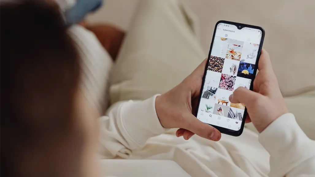 ¿Qué hacen los jóvenes para evitar "ciclarse" en redes sociales? Esto hacen contra el dump scrolling