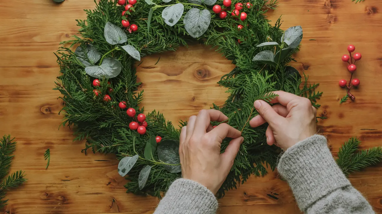 En 2025, tiendas de decoración, mercados locales y plataformas como Amazon reportaron un aumento en búsquedas relacionadas con coronas navideñas/Foto: Canva