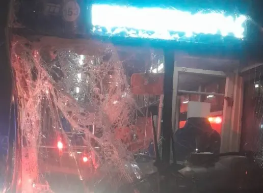 Vidrio roto derivado del choque entre el camión y la Ecovía. Foto: Protección Civil de Nuevo León.