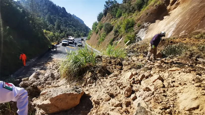 Autoridades presentes en la zona del deslave en Edomex. | Foto: Especiales