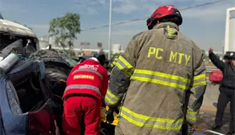 Hombre queda prensado tras fuerte choque entre dos vehículos de carga en Monterrey