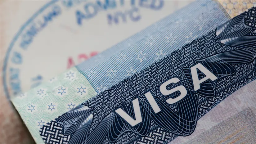 El Proyecto Firewall busca reforzar la vigilancia de trabajadores extranjeros con visa H-1B. Foto: Canva