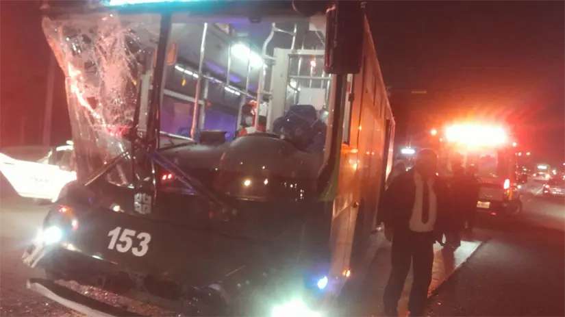 El reporte indica que el impacto involucró a una unidad de Ecovía número 153 y a un transporte de personal de la empresa Urrea, con placas A29751R. Foto: Protección Civil de Nuevo León.