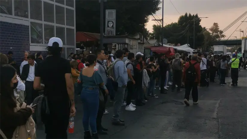 Usuarios de la Línea A del Metro de CDMX buscando rutas alternas. Foto: Luis Antonio Alfaro 