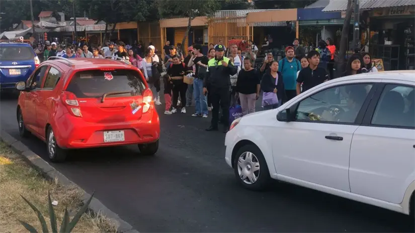 Usuarios de la Línea A del Metro de CDMX buscando rutas alternas. Foto: Luis Antonio Alfaro 