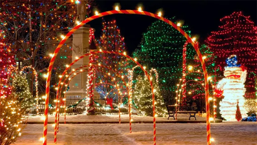 Decoraciones navideñas que incluyen un arco de luces de bastones de caramelo. Foto: Canva