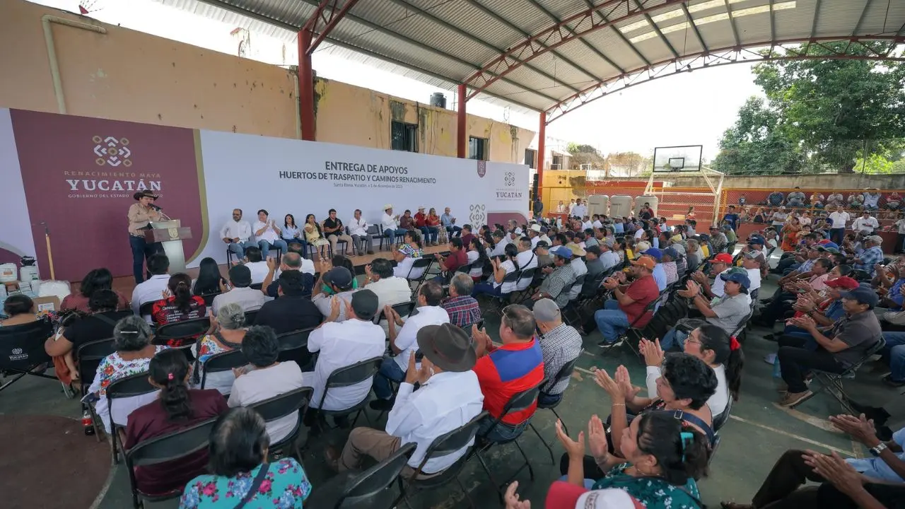 Aspecto de la ceremonia de entrega de apoyos a productores de comunidades de Yucatán en la que participó el gobernador Joaquín Díaz Mena.- Fuente Gobierno del Estado