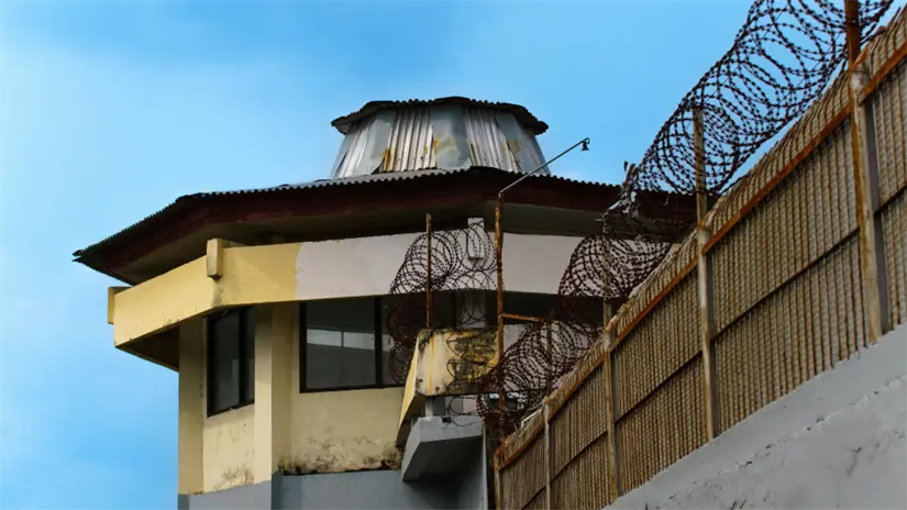 La vigilancia en los CEDES operan con equipo robusto, los cuales detectan el ingreso de objetos prohibidos | Foto: CANVA